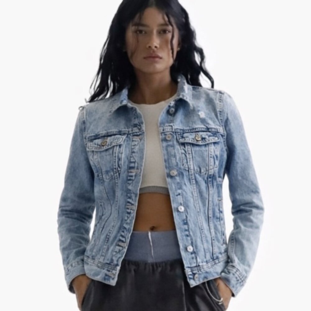 NWT Old Navy Distressed Denim Trucker Jacket Light Wash Jean Jacket Size M